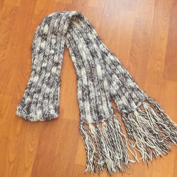 Personally knit grey and white scarf. - Picture 4 of 5